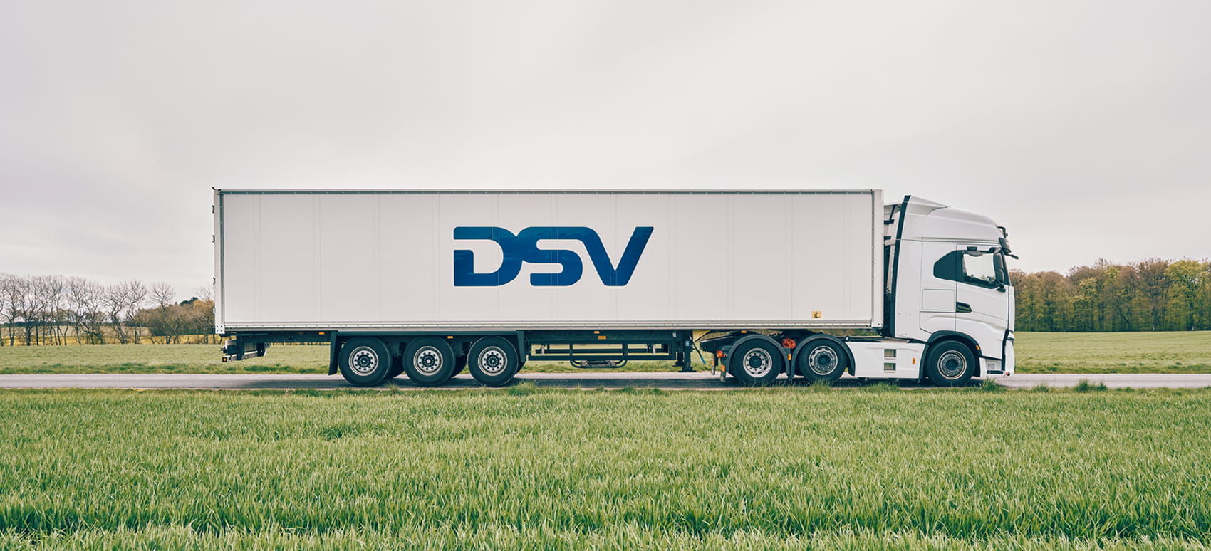 DSV lastbil der holder stille